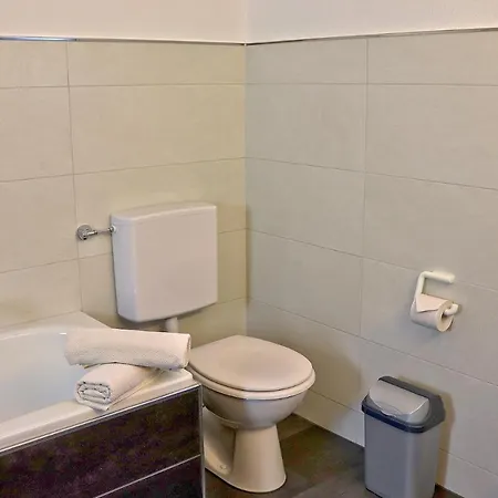 Bayerischer Hof Πανδοχείο *